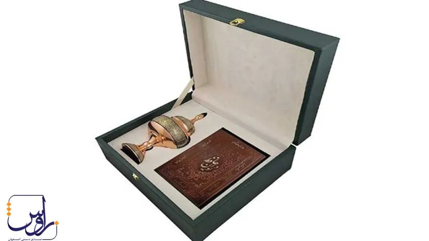 پک دیوان حافظ و شکلات خوری