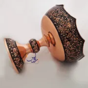 نمایی از اتصال پایه و بدنه اصلی میوه خوری مسی با طراحی الماس تراش، ساخت صنایع دستی زاوش اصفهان.