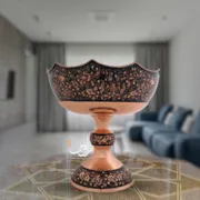 نمای کامل میوه خوری مسی پایه دار با لبه های کنگره ای و طراحی الماس تراش دست ساز از برند زاوش.
