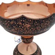 تصویری از لبه های کنگره ای و خوش طرح میوه خوری مسی پایه دار لب خسروانی.