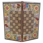 نمای داخل تخته نرد خاتم کاری شده پرکار با نقاشی مینیاتور طرح بزم سنتی در مرکز